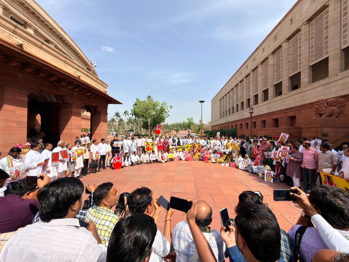 JadhavPrajapati's tweet photo. With a nationwide LPG shortage leaving millions of families struggling to cook their daily meals, Congress President and LOP in Rajya Sabha Shri @kharge, LOP in  lok Sabha Shri @RahulGandhi, along with other Opposition leaders, protested in the Parliament premises in New Delhi. https://t.co/Y0aO4seDpU