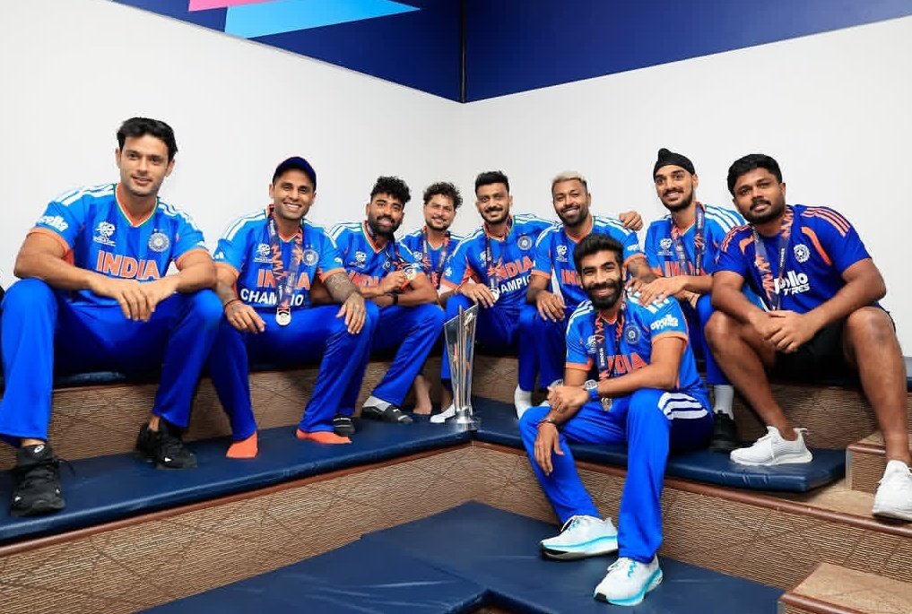 इस बार के वर्ल्ड को जीतने के लिए भारत ने कई टोटके और अंधविश्वास का भी प्रयोग किया है।😂

टीम इंडिया के कप्तान सूर्य कुमार यादव ने इसका खुलासा करते हुए बताया कि 

हम वानखेड़े स्टेडियम जाने के लिए जब फ्लाइट में बैठे तो किसी ने ये सुझाव दिया कि हमें होटल बदल देना चाहिए, पहले भी ऐसा