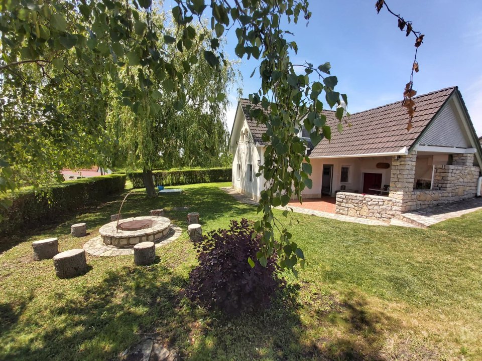 Balatonhomes's tweet photo. Eladó házat keresel Dörgicsén? ...🔑🏠🌅🤩 ~ Dörgicsei hegyoldalban eladó hangulatos Balatoni körpanorámás ingatlan egyedülálló adottságokkal ~ (( info@balatonhomes.com )) ~ (( Weisz Gabriella Tel.: +36 30 474-5901 )) 📷INFO📷 és 📷ÁR📷:  https://t.co/RWJucId7NU https://t.co/vcNuWFRV3v