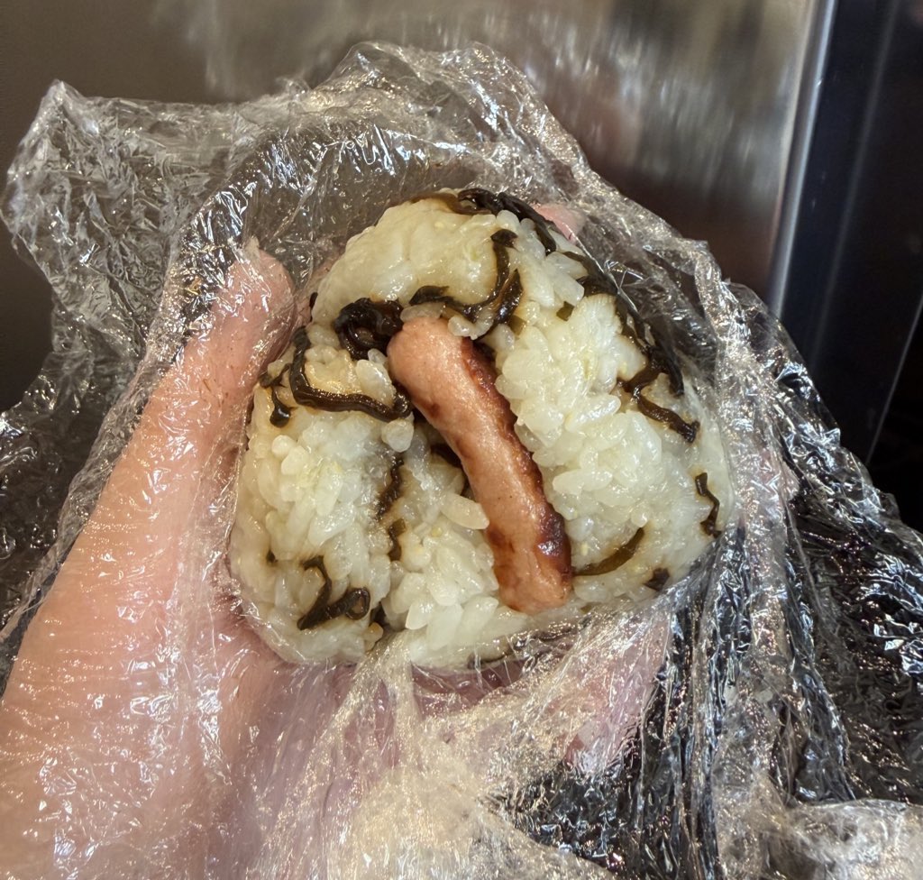 maru_chori's tweet photo. 毎日食べてる通称生き埋めおにぎり🍙

今日は疲れてるのか、卑猥なおにぎりに見える https://t.co/KZ3j7B7DM3