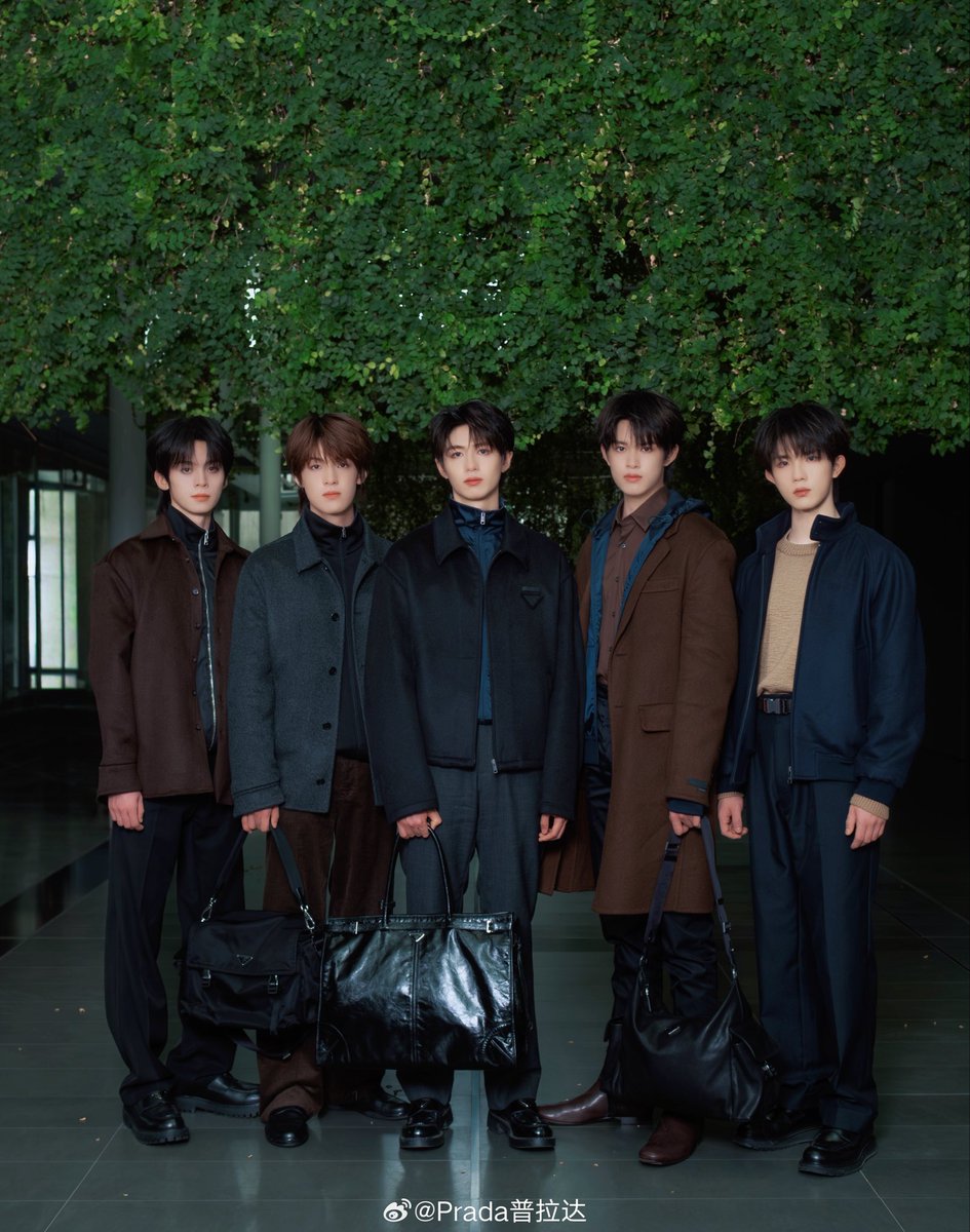 ZHANGJI_TH's tweet image. 🍊26/3/12✨
[Prada weibo update with #ZhangJi]

…
ที่ที่แรงบันดาลใจประสานเข้ากับพื้นที่แห่งความเงียบสงบ เพื่อให้ความสวยงามร่วมสมัยที่ท้าทายขนบธรรมเนียมแบบ Avant-Garde บันทึกลงในหมายเหตุแห่งวัยเยาว์

@Prada 
#PradaFW26
#TransfOrmProject
#张极 #จางจี๋ #今天Jer个样
#TOP登陆少年组合