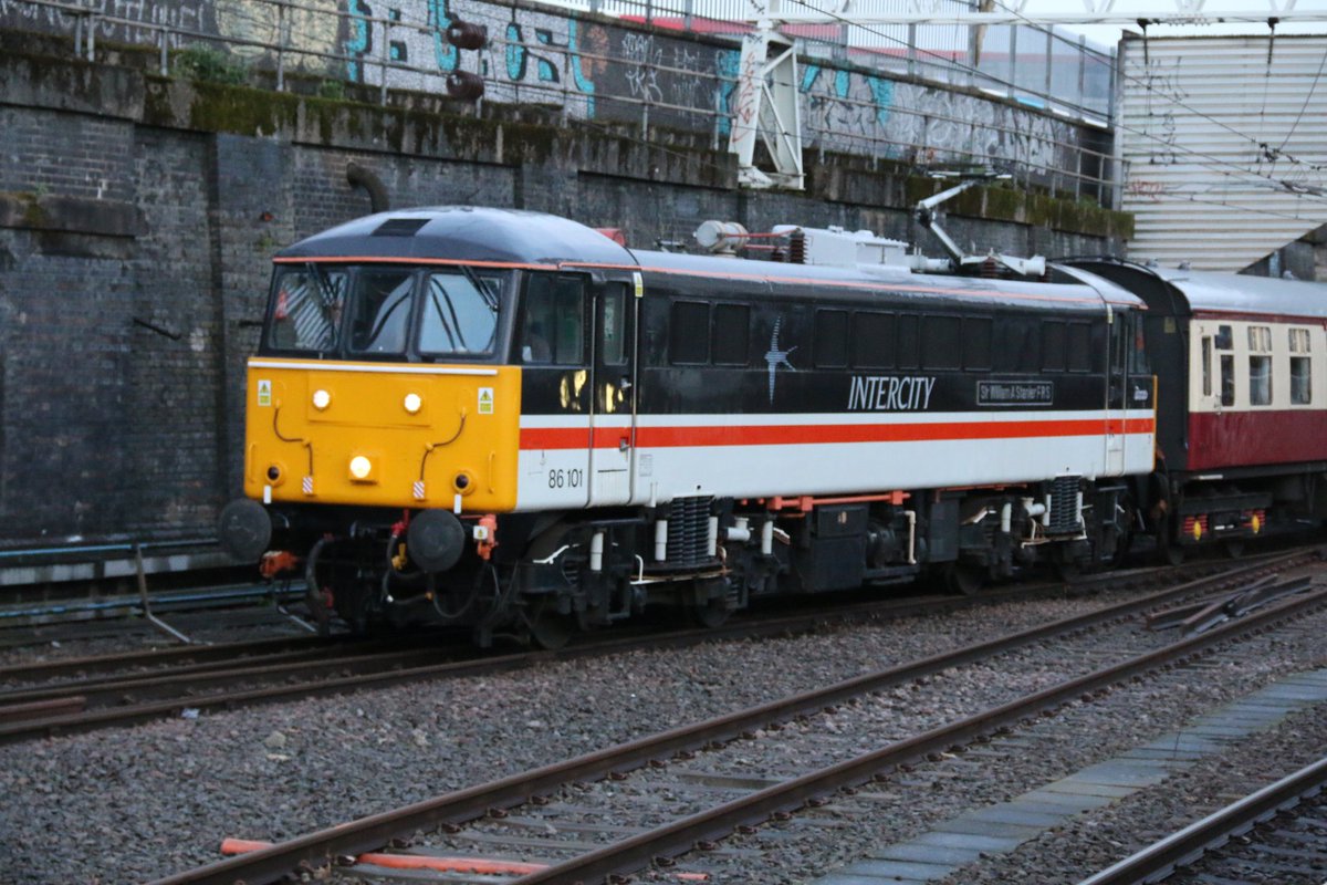 beeranddiesels's tweet photo. LSL Class 86 86101 'Sir William A Stanier FRS' arriving at Euston yesterday with the 1Z86 0341 Crewe - Euston. #Class86 #Euston https://t.co/rK565ETKLi