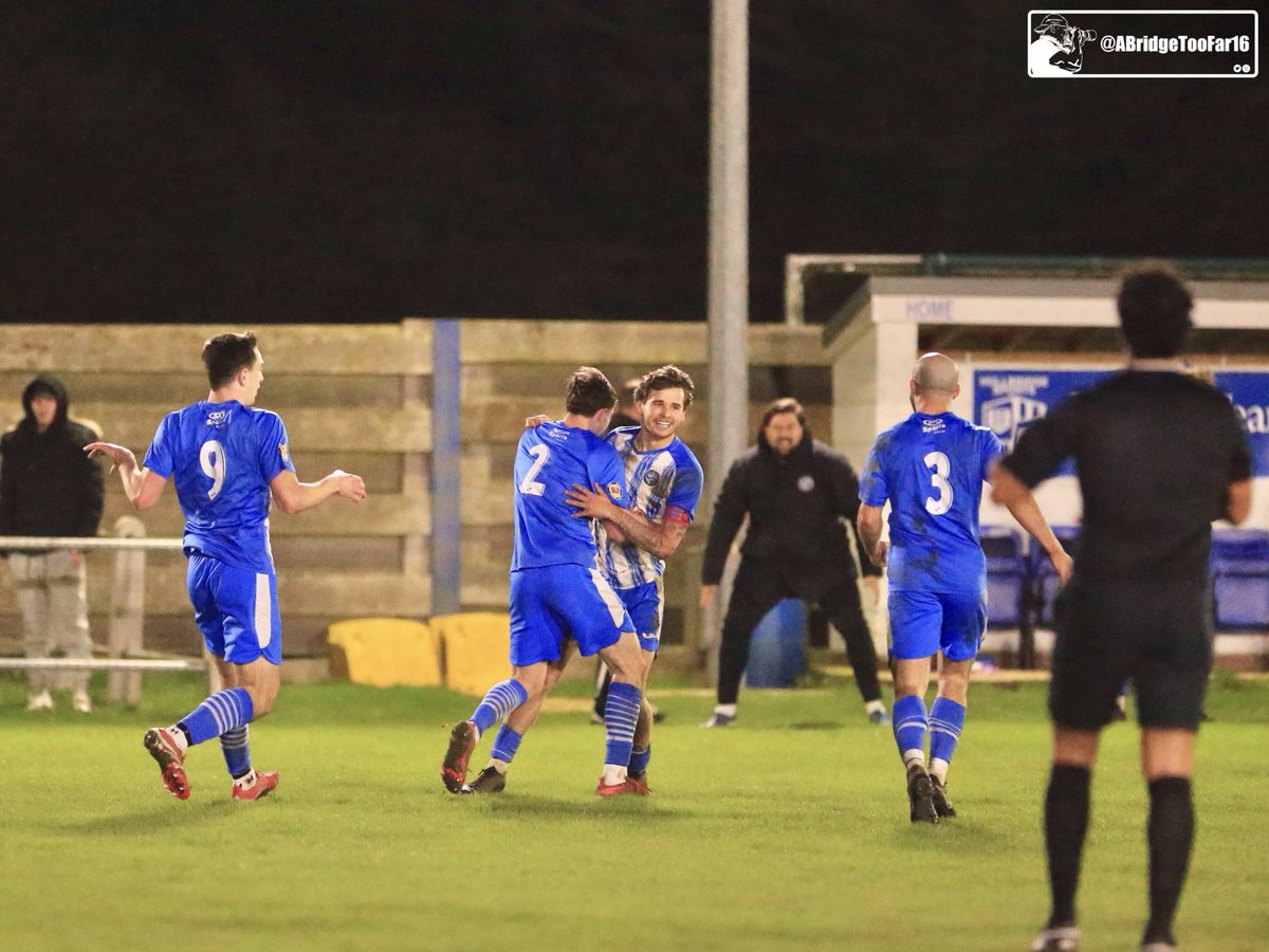 ABridgeTooFar16's tweet image. Final snaps from Tuesday night and a great comeback from ⁦@HullbridgeFC⁩ as they beat Frenford FC 4-2 at the @TJCottis stadium in the ⁦@EssexSenior⁩ 

#SupportLocalFootball