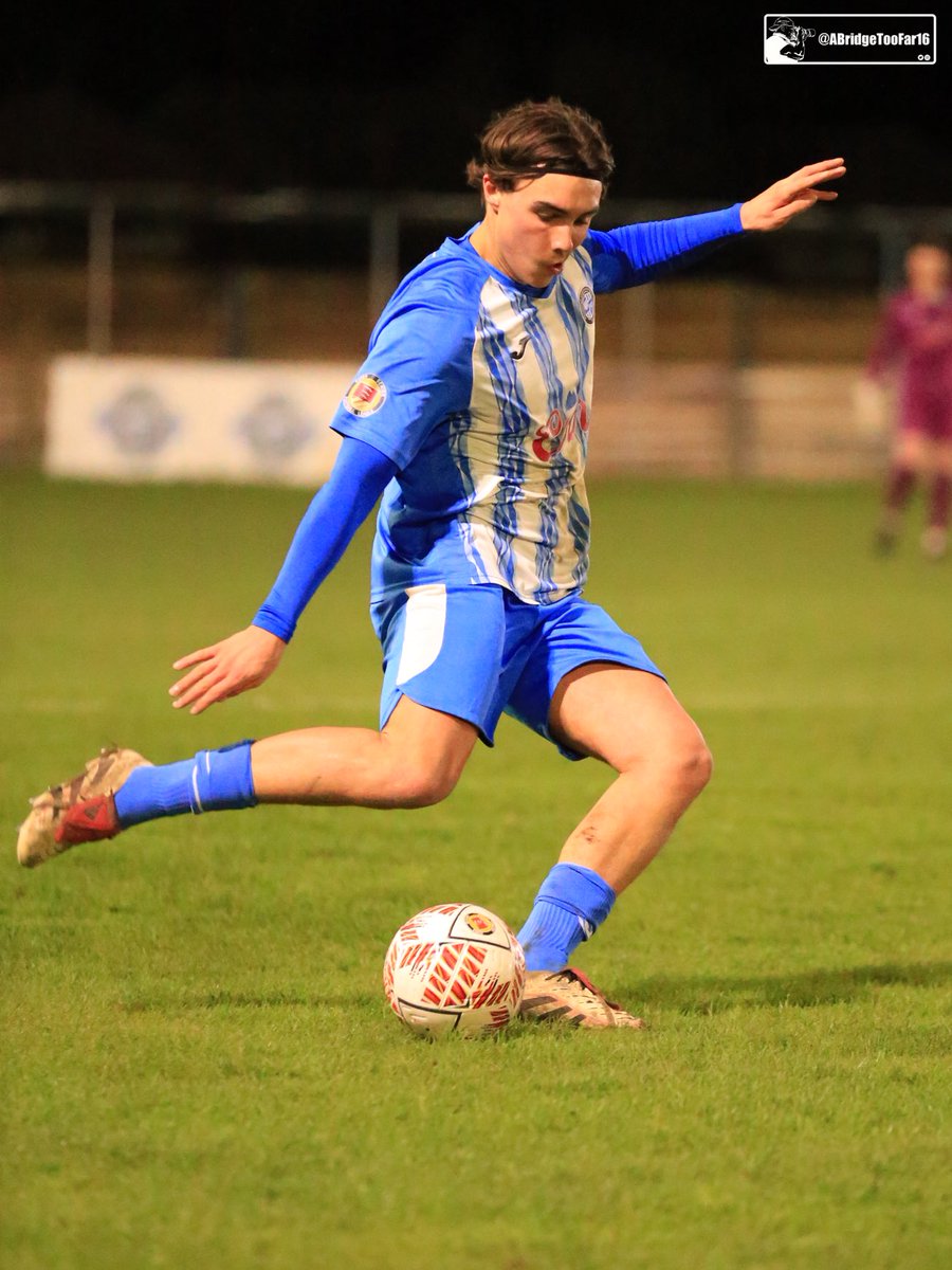 ABridgeTooFar16's tweet image. Final snaps from Tuesday night and a great comeback from ⁦@HullbridgeFC⁩ as they beat Frenford FC 4-2 at the @TJCottis stadium in the ⁦@EssexSenior⁩ 

#SupportLocalFootball