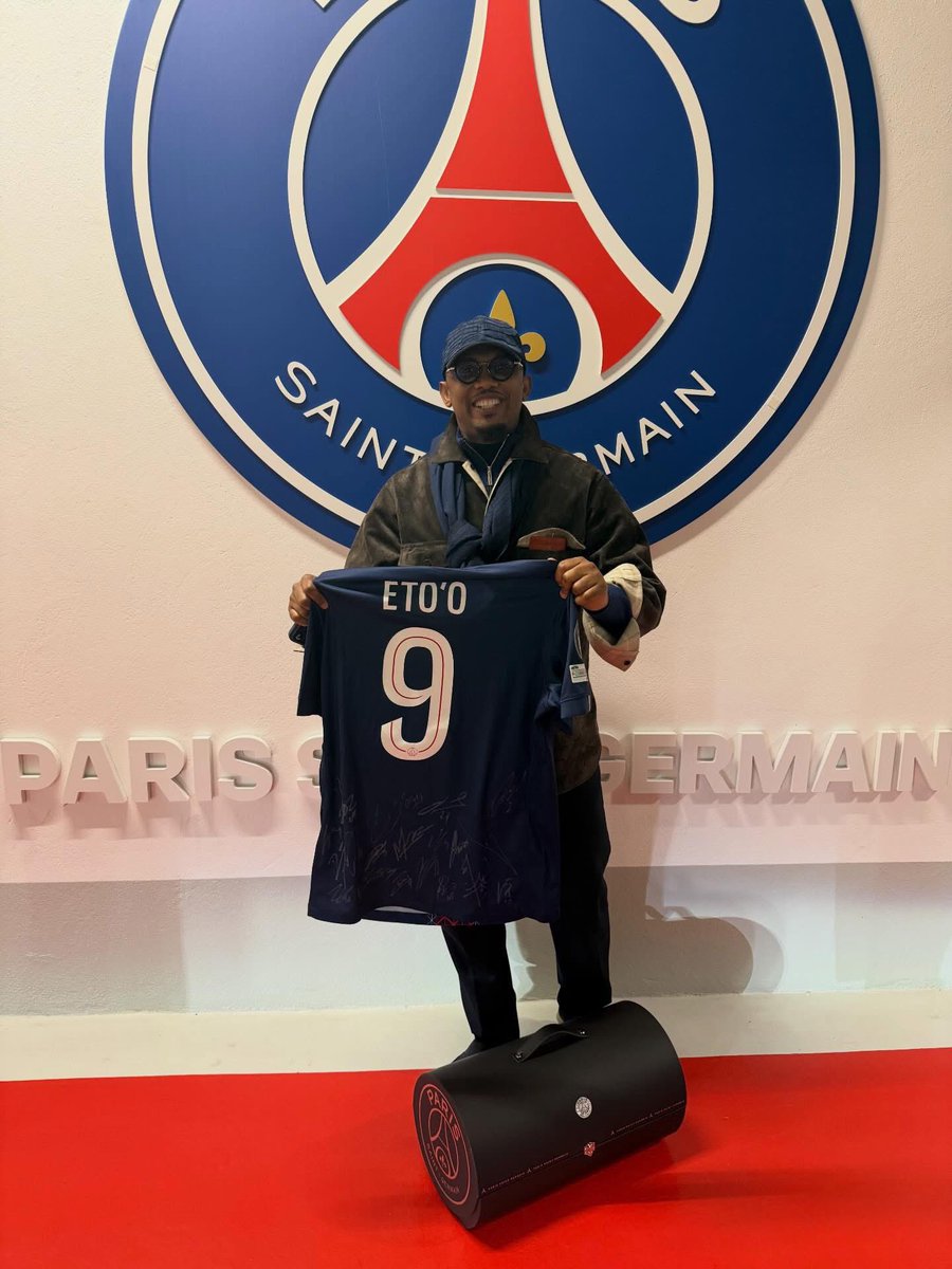 Présent au Parc des princes pour le 1/8 de finale de la ligue des champions opposant le PSG à Chelsea, Samuel Eto’o a reçu comme cadeau d’anniversaire un maillot du PSG floqué de son et de son numéro 9️⃣ fétiche