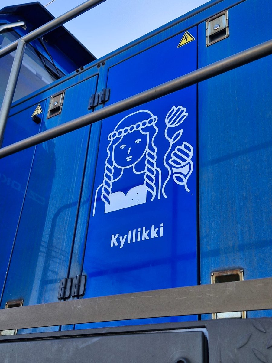 fenniarail's tweet photo. Kuudes julkaistava veturimme hahmo on Kyllikki. 🌹 Kyllikki on Dr18-dieselveturi, veturinumeroltaan 105. 

Design: Franz Design Oy

📷: Jere Suikkanen

#fenniarail #fenniarailveturienhahmot #fenniarailkyllikki #fenniaraildr18 https://t.co/Ypo7pkyN9S