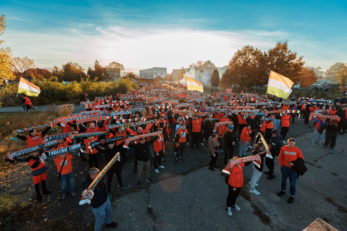 W niedzielę przed meczem z Lechem Poznań odbędzie się wspólny przemarsz kibiców Miedziowych na stadion KGHM Zagłębie Arena 🇨🇮

Zbiórka o godzinie 12:00 na górce „Wieloryb” obok PKS 📍

Pamiętajcie - wszyscy na pomarańczowo! 🟠