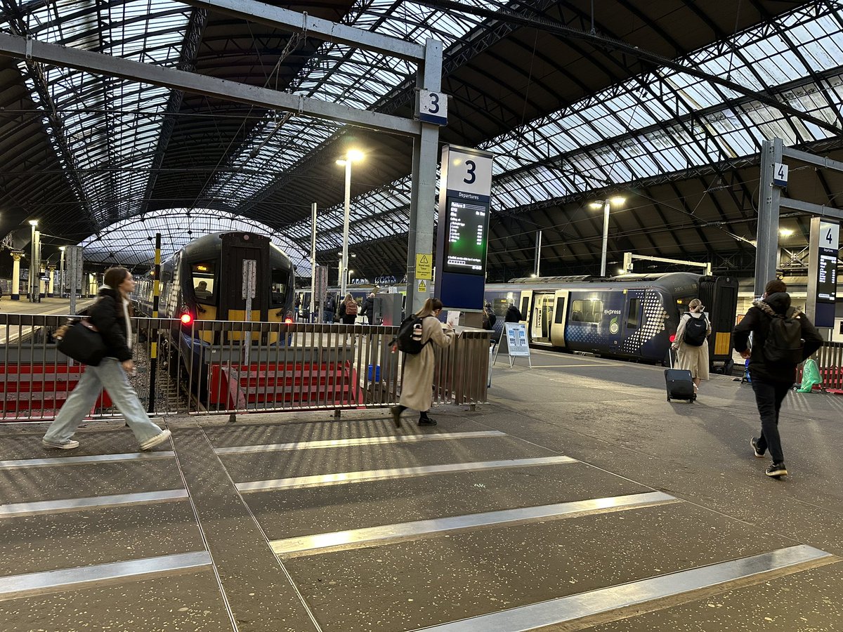 Dull Lass On The Train tweet media