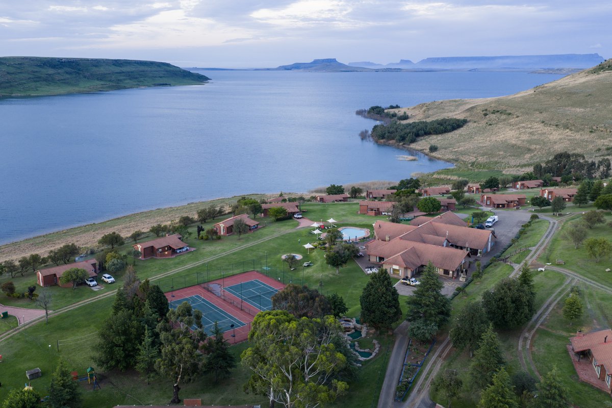 OBHolidayClub's tweet photo. Swap the noise for nature at Qwantani this March. ⛰️💙 Lake views, mountain air &amp;amp; slow days with Off Beat Holiday Club. 

Book your escape now! https://t.co/iMLYy2a5VD

#OffBeatHolidayClub #Qwantani #Drakensberg #NatureGetaway #BookNow https://t.co/w7bab8lSt2