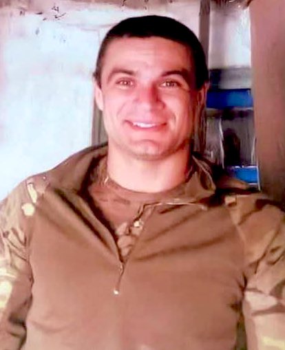 Він загинув у пекельній Оленівці.
ОЛЕКСІЙ ДМИТРУК
31 навічно.

Народився  7 квітня 1991 року у с. Улянівка.
 
Позивний Кіпіш загинув 29 липня 2022 року.

Скільки б не минуло років, попіл Оленівки стукатиме в наші серця.
Вони пройшли пекло на землі.
Схилімо голови…