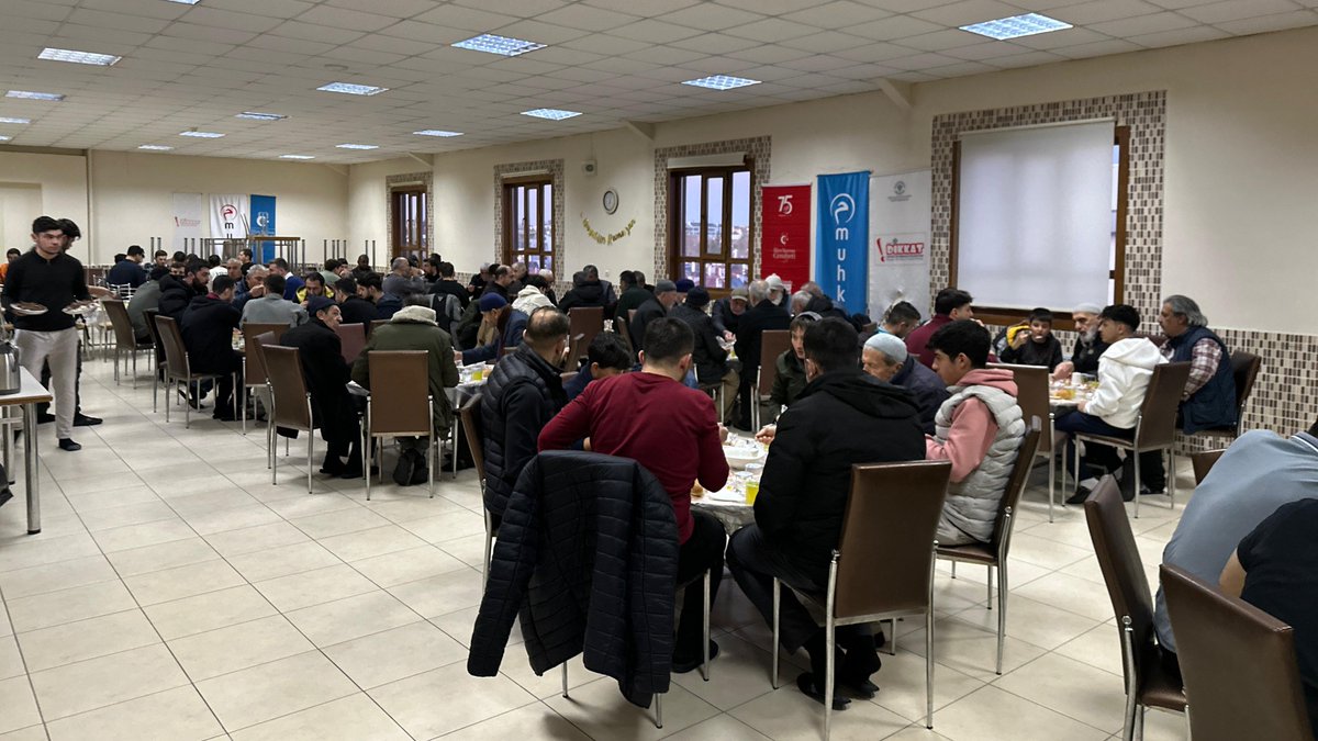 Hacı Fahri Kulu İlahiyat Yurdu’nda komşularımızın katılımıyla iftar programı düzenlendi. Komşularımız ve öğrencilerimiz bir araya gelerek iftar soframızı paylaştı.