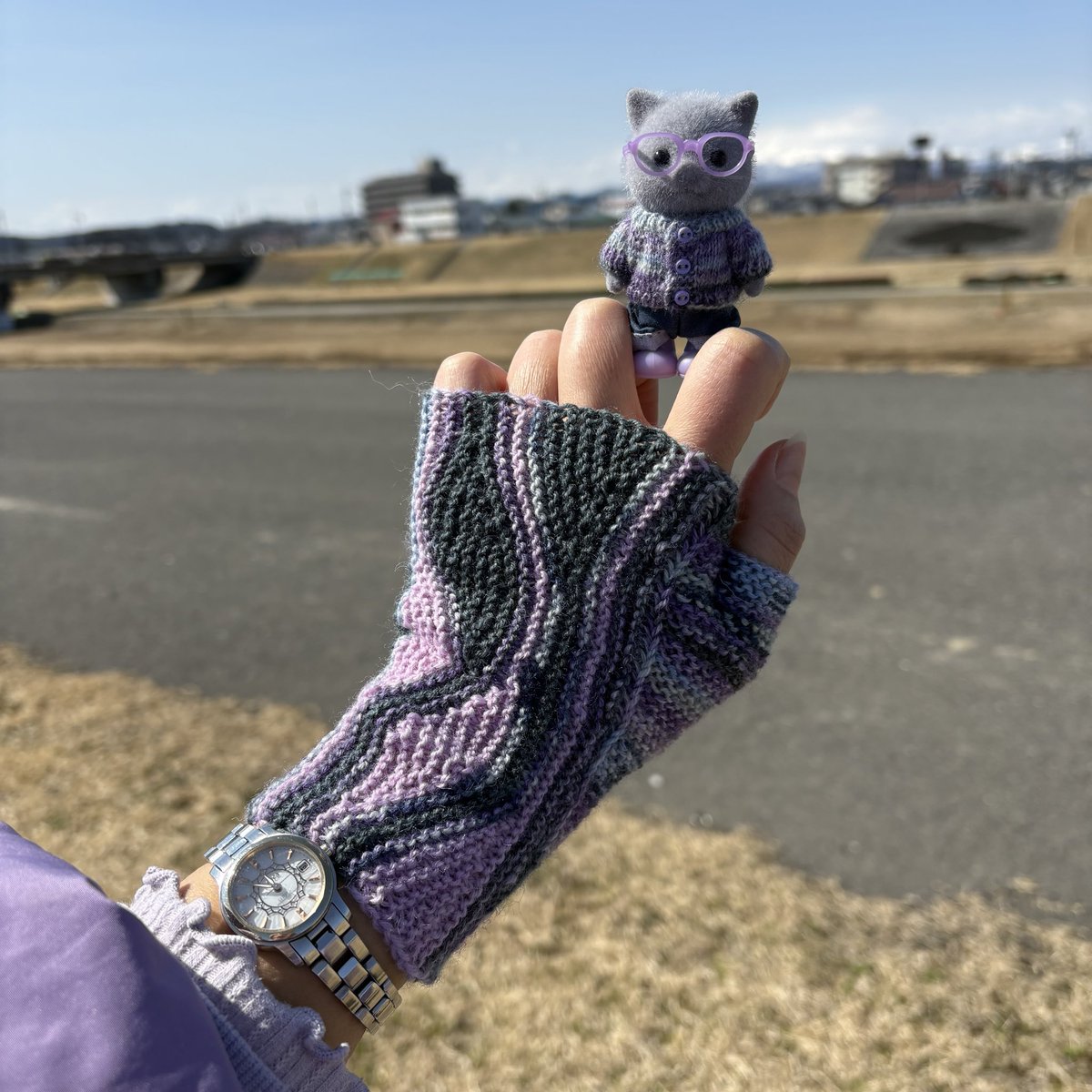 purple_on__'s tweet photo. シビルRさんのアームウォーマー完成💜ソックニッターまゆみさんのYouTube観て作りました📺お揃いの毛糸でスカイちゃんのカーディガンも✌️堤防風強くて毛糸飛ばされたり難航しつつ何とかかんとか撮影🌪️
#SybilR
#ソックニッターまゆ���
#シルバニアファミリー https://t.co/dtF6QU0Vhu