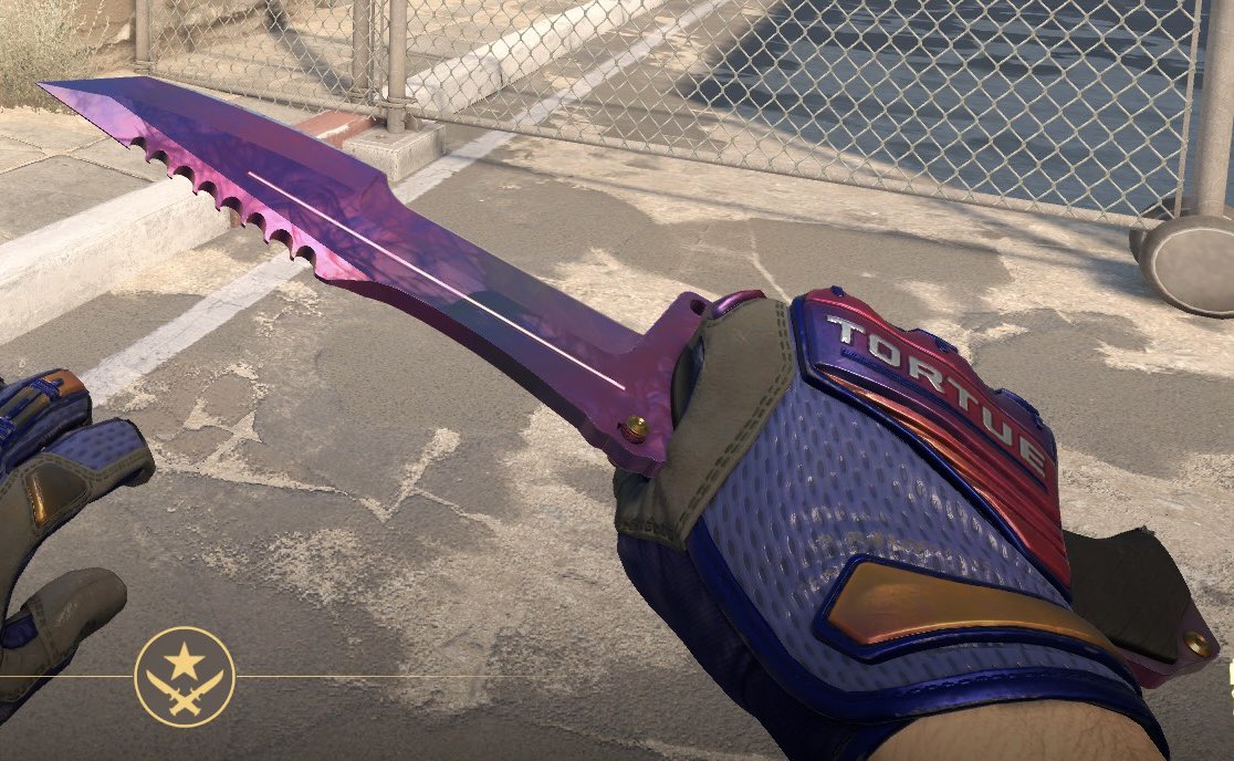 Parecht's tweet photo. @CounterStrike 
Specialist Gloves | Fade paint seed：965
After the update, the pattern on the right hand appears with more blue, which seems to be a bug. Given that there are numerous types of paint seeds for this glove, I believe many people have encountered the same bug. https://t.co/lTwyo9CNoi