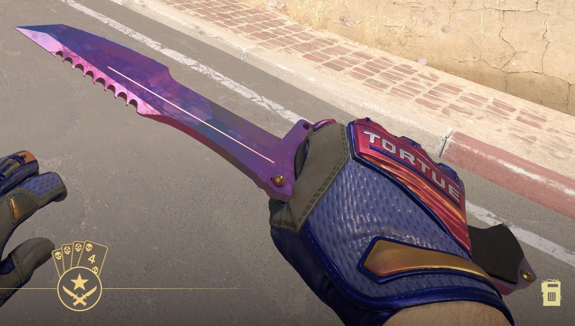 Parecht's tweet photo. @CounterStrike 
Specialist Gloves | Fade paint seed：965
After the update, the pattern on the right hand appears with more blue, which seems to be a bug. Given that there are numerous types of paint seeds for this glove, I believe many people have encountered the same bug. https://t.co/lTwyo9CNoi