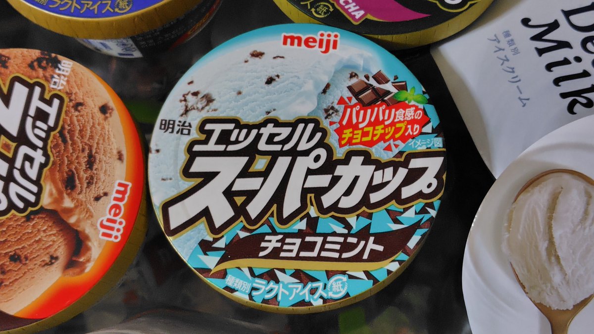 よう、あんたか
そろそろ現れる頃だと思っていた
まぁ先ずは１杯やりな
この街は相変わらずさ
気をつけな
あんたを歯磨き粉呼ばわりするヤツらは大勢いる
その度に抜いていたら
棺桶屋が御殿を建てちまうぜ
もう行くのかい
いいさ、ツケにしておくよ
幸運を！
会えて嬉しかったぜ、兄弟