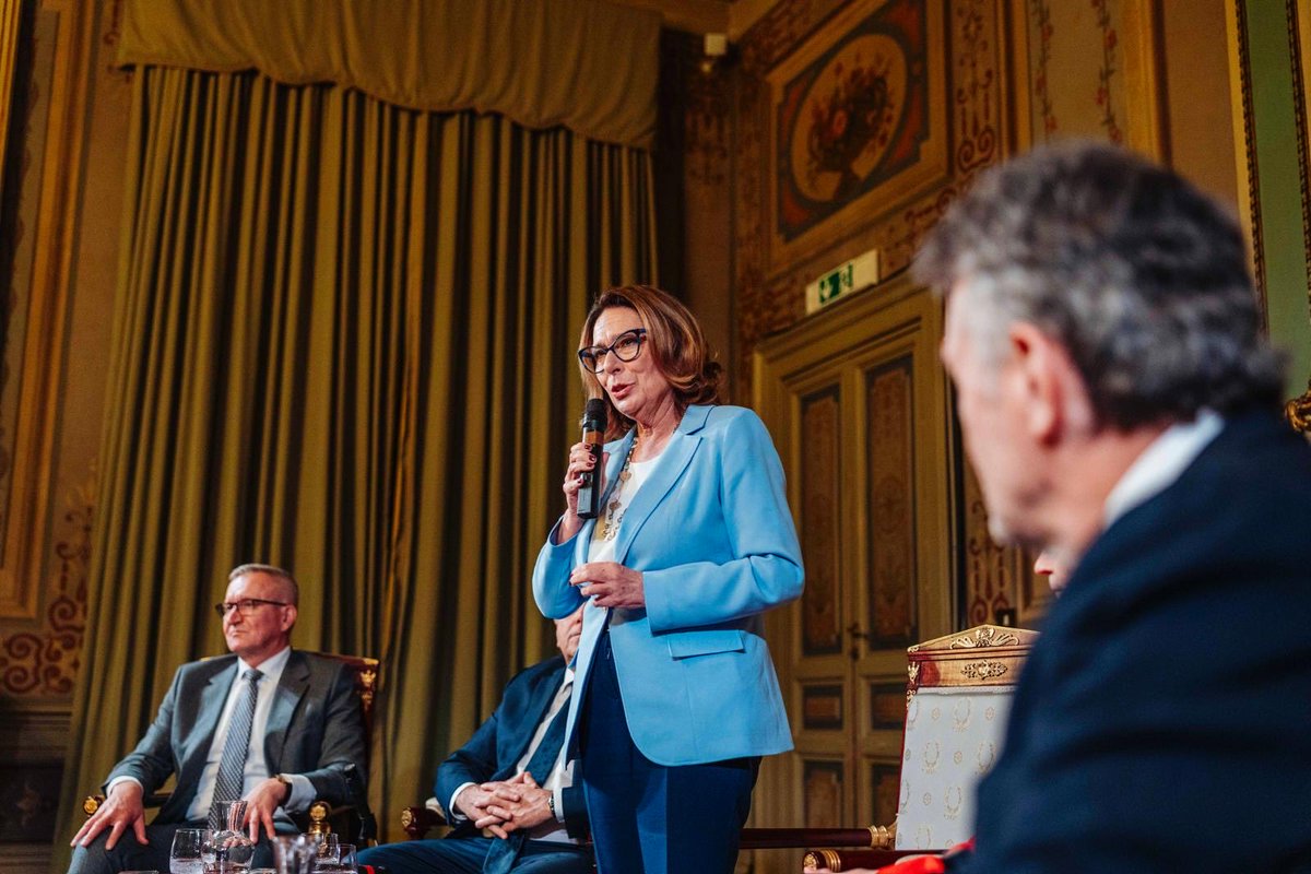 RTyszkiewicz's tweet photo. Na spotkanie z Marszałek @M_K_Blonska przyjechała do Rzymu Polonia z całych Włoch. To była konkretna rozmowa o dniu dzisiejszym i przyszłości włoskiej Polonii. Senat RP tworzy program polonijny razem z Polonią.❤️🇵🇱🇮🇹 https://t.co/zss3XFo4fq