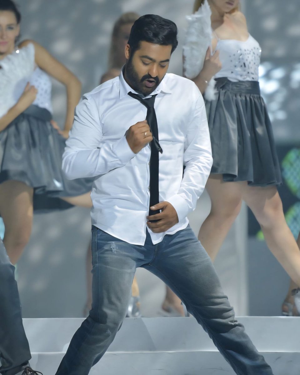 bollywood_life's tweet photo. From mass numbers to global hits, every hook step by #NTR turns into a viral sensation 💥
#NatuNatu #Temper #Davudi #TringTring #LoveDheeba #PakkaLocal #BanthiPoolaJanaki https://t.co/wZs2sZt0Tc