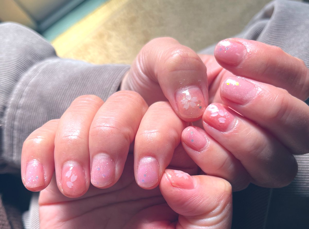 runa_spn8's tweet photo. お友達の爪に桜を施すなどしました https://t.co/w2KBESSprj