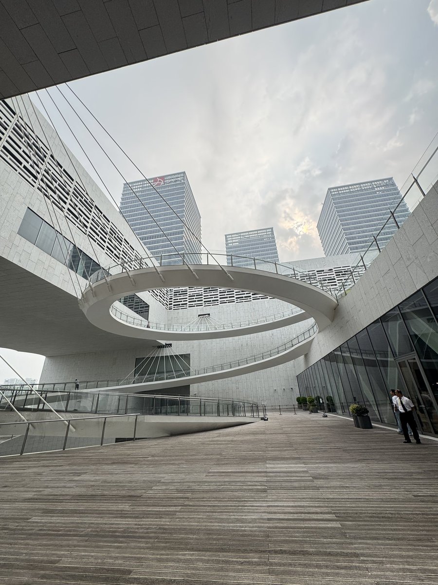 ปีที่แล้วไปเซี่ยงไฮ้มา 2 รอบ ชอบมากๆ รอบหลังไปกับออฟฟิศคุณสา เลยได้ไปดูตึกงานสถาปัตย์เยอะเลย เป็นเมืองที่เดินทางง่ายมาก ไม่แพง เปิดหูเปิดตาสุดๆ