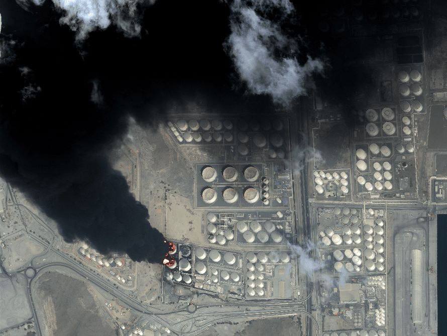 Iran responded to the attack on Tehran refinery storage tanks 

Exclusive satellite images received by Fars show direct hits and destruction of three important logistics sites in the countries bordering the Persian Gulf.

The oil region of Fujairah and the industrial area of