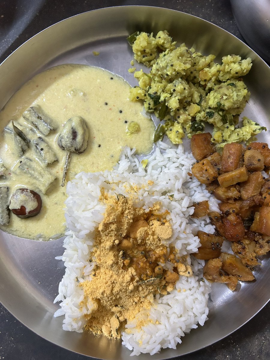 PantryCar's tweet image. Today’s Lunch plate! ☺️😌

Made both Vazhakka Kaara Kari and Podimaas 😊

Vendakka Mor Kozhambu ♥️

#Satvik #NoOnionNoGarlic plate today! 

#SouthIndianFood #vegetarian