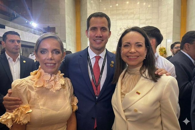 majosolo's tweet photo. @Proctologo Es AI, FAKE! no te dejes desmoralizar. Tiene la marca de agua de Gemini en la esquina inferior derecha. https://t.co/RE4MSDZZFU