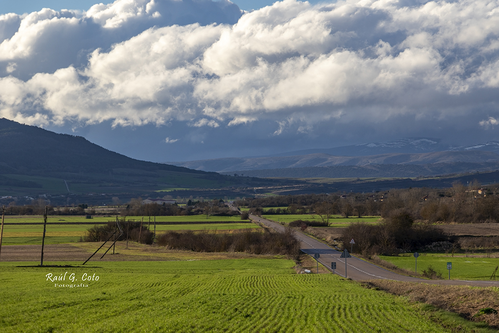 RaulGCoto's tweet photo. Valle de Losa (Burgos) ValleDeLosa #ValleDeLosaBurgos #LasMerindades #BurgosRural #NorteDeBurgos #SanPantaleonDeLosa #ErmitaSanPantaleon #SierraSalvada #MonteSantiago #PatatasDeLosa #PueblosDeBurgos #RutasBurgos #NaturalezaBurgos #CastillaYLeon #EspañaRural #ViajesPorBurgos https://t.co/kp0DOvwWJb