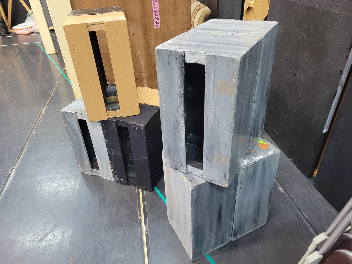 『HOPE～本を焼き尽くす悪魔～』
ネタバレになるかもと思って、公演期間中にあげられなかった稽古写真あげていこうかな！配信と一緒にお楽しみいただければ✨

こちらは一場・現代のシーン。
あの土蔵のセットになる前は、木のパネルや箱馬を使ってました📚
よくみるのヴィルネの例の箱も…👀