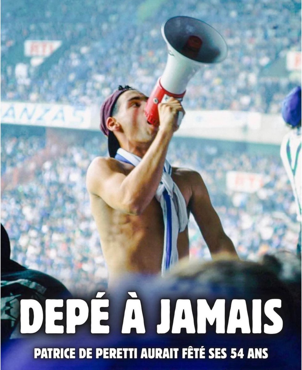 ALLEZ_L0M's tweet photo. Aujourd’hui, Patrice de Peretti, que tout le peuple marseillais appelait Depé, aurait fêté ses 54 ans. 🎂💙🤍

Supporter mythique de l’Olympique de Marseille, figure emblématique du Virage Sud et des South Winners 87, Depé était bien plus qu’un simple supporter. C’était une âme du stade, un visage, une voix, un cœur qui battait pour l’OM et pour Marseille.

Son départ en 2000 a marqué toute une génération de supporters, mais son souvenir reste éternel au Stade Vélodrome. Chaque tifo, chaque chant, chaque hommage rappelle ce qu’il représentait pour tout le peuple marseillais.

Depé ne meurt jamais. Il vit dans le Virage.

💙 Joyeux anniversaire Depé. Marseille ne t’oubliera jamais. 🤍

#TeamOM #OMAJA #DroitAuBut