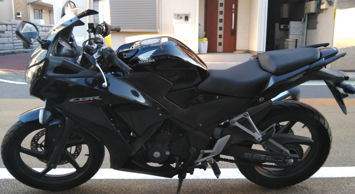 mthsyus's tweet photo. 千葉県松戸市より CBR250R MC41 2眼モデル
距離23555km(数km伸びるかも)
実働書類付き、自賠責保険R8/9まで
132000円　別途8000円で関東圏はお届け可
オイル、バッテリー等交換してお渡しします
塗装面は比較的綺麗ですが傷、カウル破損多め
傷破損以外は悪くないので、交換前提や見た目気にしない方へ https://t.co/z1h5jaZFsE