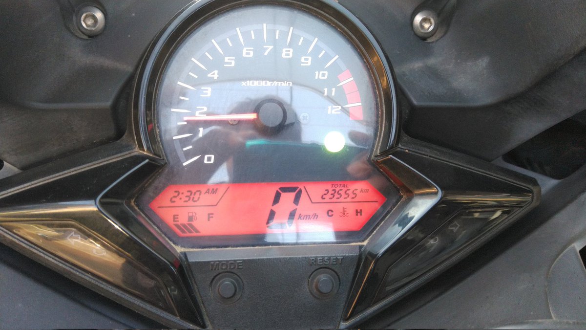 mthsyus's tweet photo. 千葉県松戸市より CBR250R MC41 2眼モデル
距離23555km(数km伸びるかも)
実働書類付き、自賠責保険R8/9まで
132000円　別途8000円で関東圏はお届け可
オイル、バッテリー等交換してお渡しします
塗装面は比較的綺麗ですが傷、カウル破損多め
傷破損以外は悪くないので、交換前提や見た目気にしない方へ https://t.co/z1h5jaZFsE