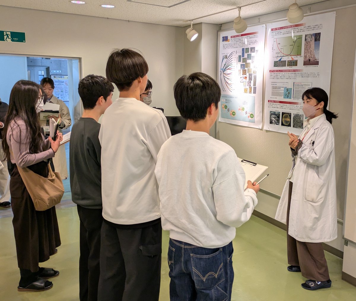 mcc_NIES's tweet photo. 今日は愛知県から高校生のみなさんが施設見学に来てくださいました。藻類の顕微鏡観察、におい嗅ぎ体験、細胞凍結保存施設の見学など、盛りだくさんの内容でした。 特に におい嗅ぎ体験 と 珪藻の殻の観察 が大人気🔬✨遠方からの訪問、お疲れさまでした😀 https://t.co/sAmXkTmlgB