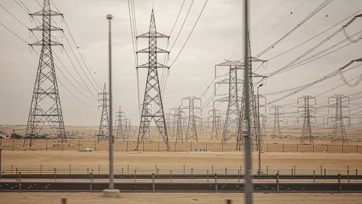 الكويت تعيد الكهرباء للمناطق المتأثرة بسقوط شظايا على خطوط الطاقة