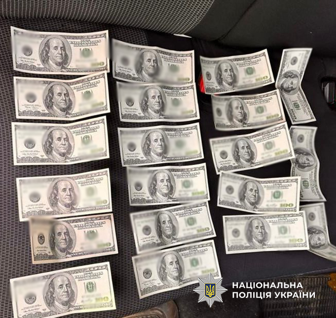 2000 доларів за безперешкодне переправлення родича за кордон: поліцейські повідомили про підозру жителю Одеси, який намагався підкупити прикордонника

od.npu.gov.ua/news/2000-dola…