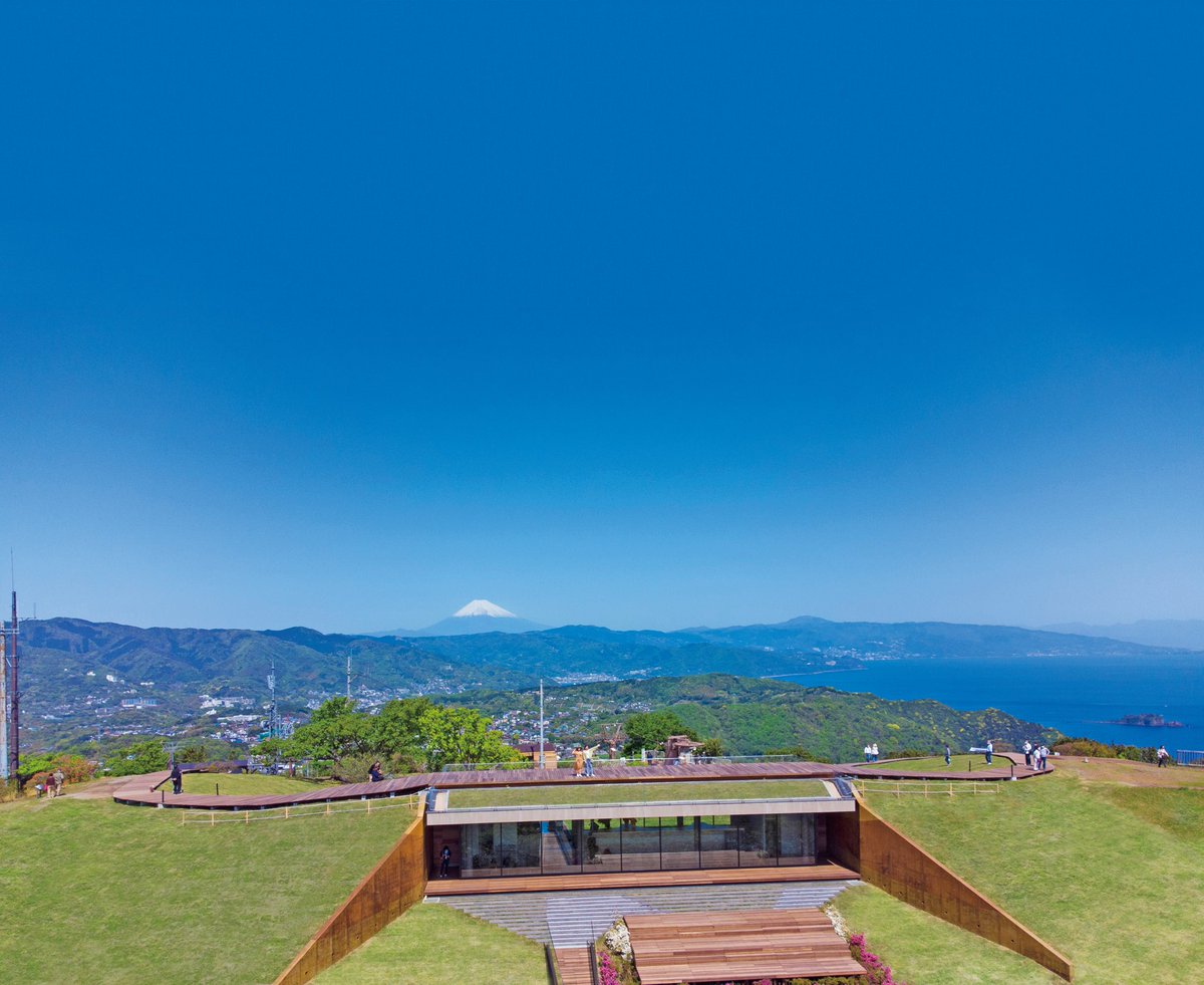 itospa's tweet photo. 本日放送されました #ヒルナンデス では、木曜レギュラー #横山裕 さんとゲストさんがお得なフリー切符で春の #伊東温泉 を巡りました🌸

紹介された #小室山 では、山頂から富士山をはじめとした絶景を堪能できます🗻

4月には約10万本のつつじも見頃となります🌺
この機会に是非お越しください！ https://t.co/SXppPyyxVR