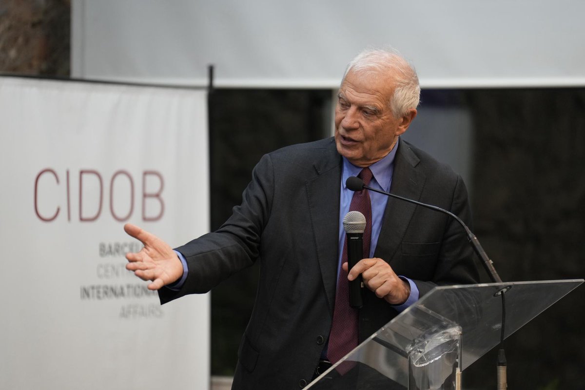 CidobBarcelona's tweet photo. @ccl_ua "La primera línia de defensa d'Europa està a Ucraïna. Trump vol que la guerra acabi ràpid; nosaltres ens hem de preguntar com volem que acabi aquesta guerra", @JosepBorrellF tancava l'acte "Ucraïna, quina pau?", organitzat pel CIDOB.
Recupera la conversa▶️https://t.co/8YZ9ClUk2g https://t.co/bsKzejHA3q