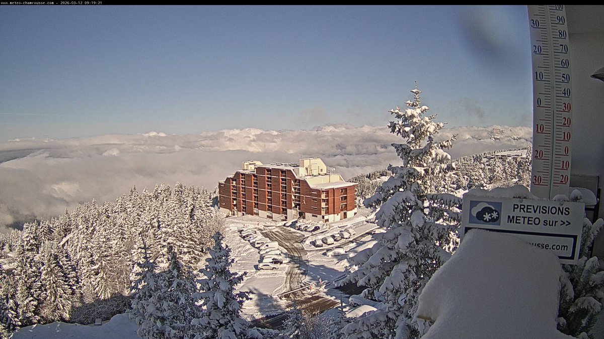 🌤️❄️ Le soleil est de retour ce jeudi après la perturbation d'hier qui aura donné 10 à 25 mm de pluie en plaine et 15 à 25 cm de neige au-dessus de 1500 m d'altitude environ, comme ici à #Chamrousse à 1800 m d'altitude, via la webcam de meteo-chamrousse.com.
<a href="/Meteovilles/">Guillaume Séchet</a>