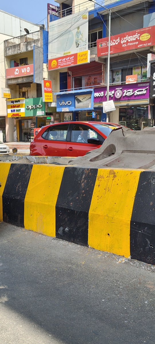 SP_1450's tweet photo. It took supari gang just a day to leave their mark on the newly painted metro infrastructure. Bannerghatta Road. 
We are doomed.
#Bangalore https://t.co/TCy4lJuRtO