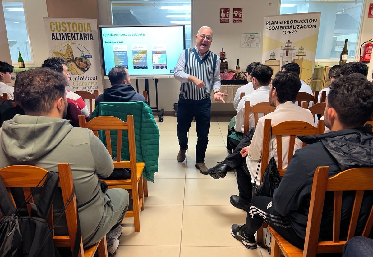 IPesqueras's tweet image. #Promoción | La OPP-72 (@Opp72Pesca) muestra a futuros profesionales de la restauración la trazabilidad del pescado de las lonjas de Conil, Rota y La Atunara. 

buff.ly/q4umDHY