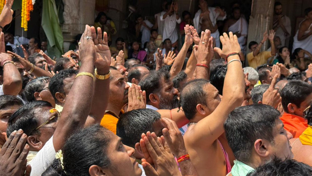 gantihole's tweet photo. ಕೊಲ್ಲೂರು ಶ್ರೀ ಮೂಕಾಂಬಿಕಾ ದೇವಸ್ಥಾನದಲ್ಲಿ ಶ್ರೀಮನ್ಮಹಾರಥೋತ್ಸವದ ಪ್ರಯುಕ್ತ ಇಂದು ನಡೆದ ರಥಾರೋಹಣದಲ್ಲಿ ಪಾಲ್ಗೊಂಡು ತಾಯಿಯ ಆಶೀರ್ವಾದ ಪಡೆಯಲಾಯಿತು. 

#Kollur #Rathotsava #BJPByndoor #SamruddhaByndoor #GururajGantihole https://t.co/5CfxOYdD4P