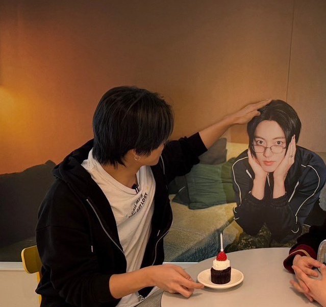 haruwoomfs's tweet photo. Perhatiin lagi, rupanya dateng ke cafe bday ruto pake kaos call me if u get lost 

Cung siapa yang gila, ini dateng ke bday cafe nya perkenalan sebagai pacar ruto apa temen hidup nih https://t.co/EQfj2Fruiu