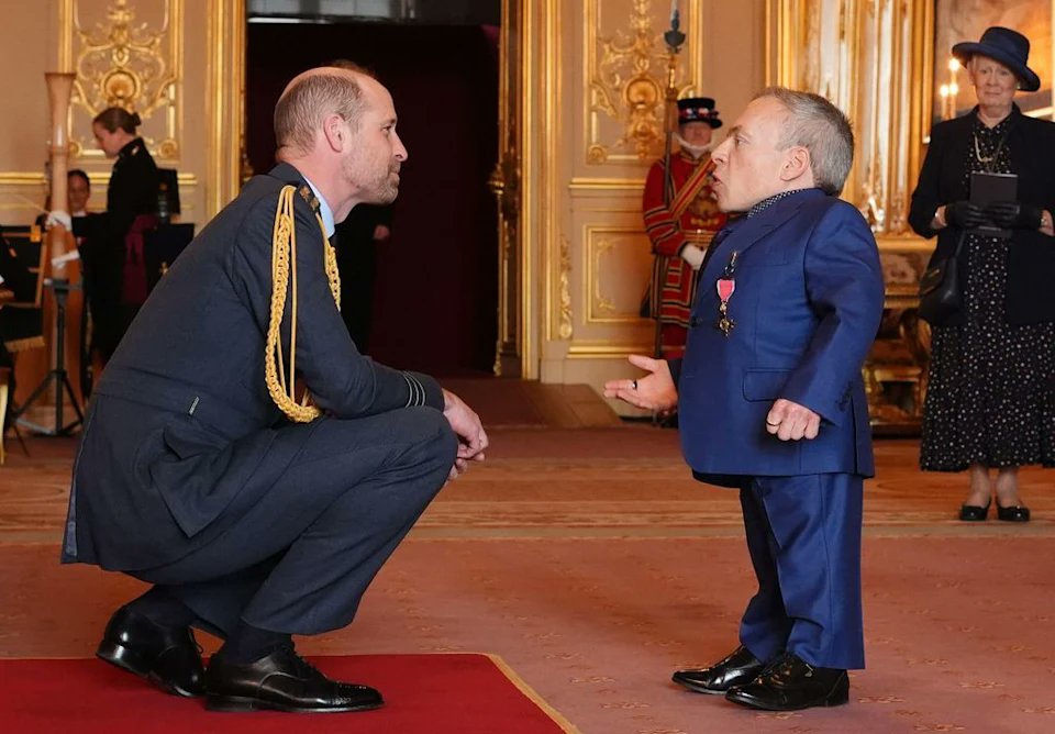 GalaxieStarwars's tweet photo. Actualité #StarWars qui donne le 😀!

Le prince William a élevé l'acteur Warwick Davis au rang d'Officer of the Order of the British Empire.
«J'ai beaucoup apprécié qu'il se soit baissé à ma hauteur au lieu de rester debout et de me regarder de haut», a déclaré Davis.

#GalaxieSW+
https://t.co/Y1mjK9yktU