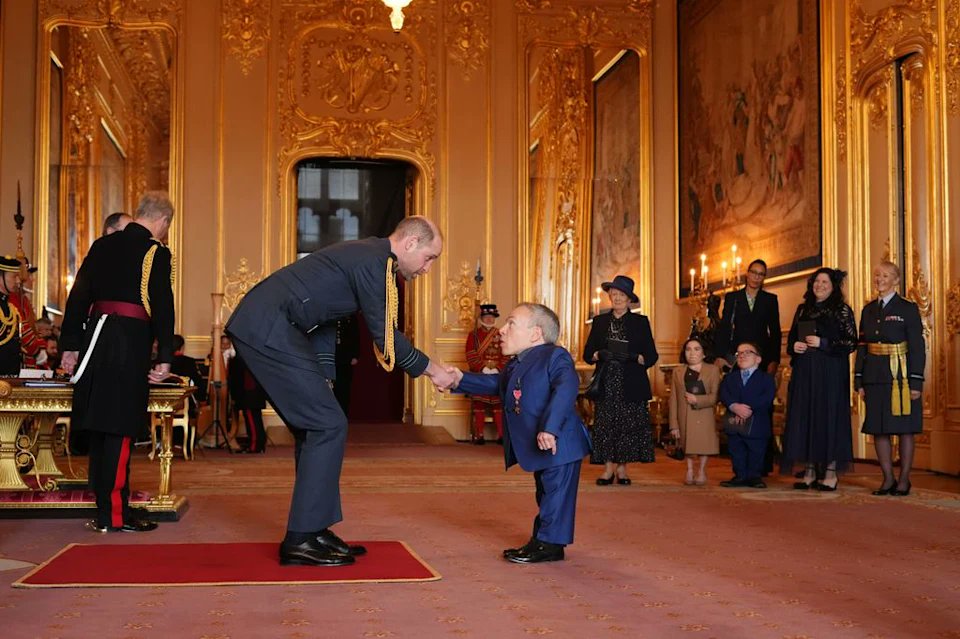 GalaxieStarwars's tweet photo. Actualité #StarWars qui donne le 😀!

Le prince William a élevé l'acteur Warwick Davis au rang d'Officer of the Order of the British Empire.
«J'ai beaucoup apprécié qu'il se soit baissé à ma hauteur au lieu de rester debout et de me regarder de haut», a déclaré Davis.

#GalaxieSW+
https://t.co/Y1mjK9yktU