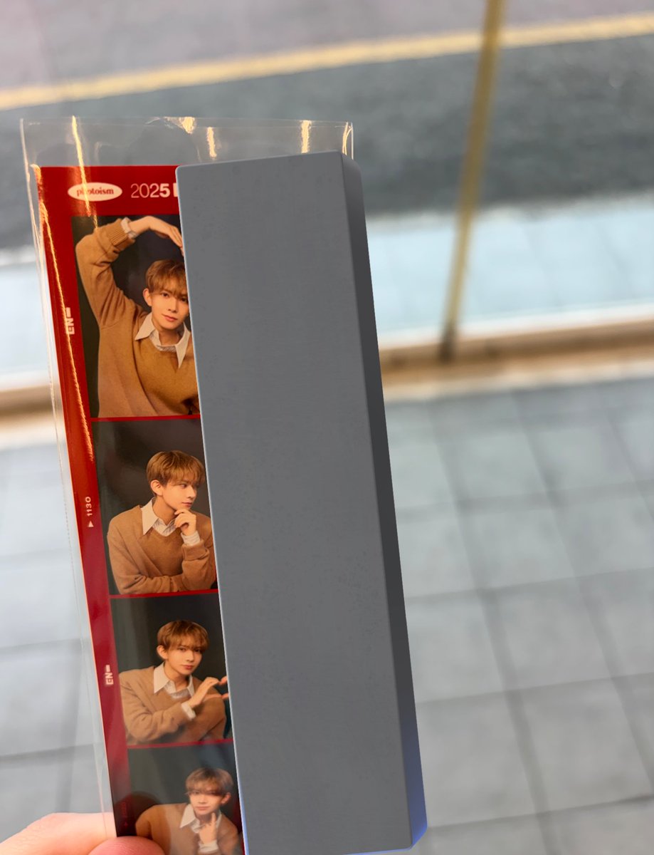 haeeleeee's tweet photo. photoism frames with heeseung are still available and working in korea!! just took pictures with him https://t.co/znIwgvtvzc