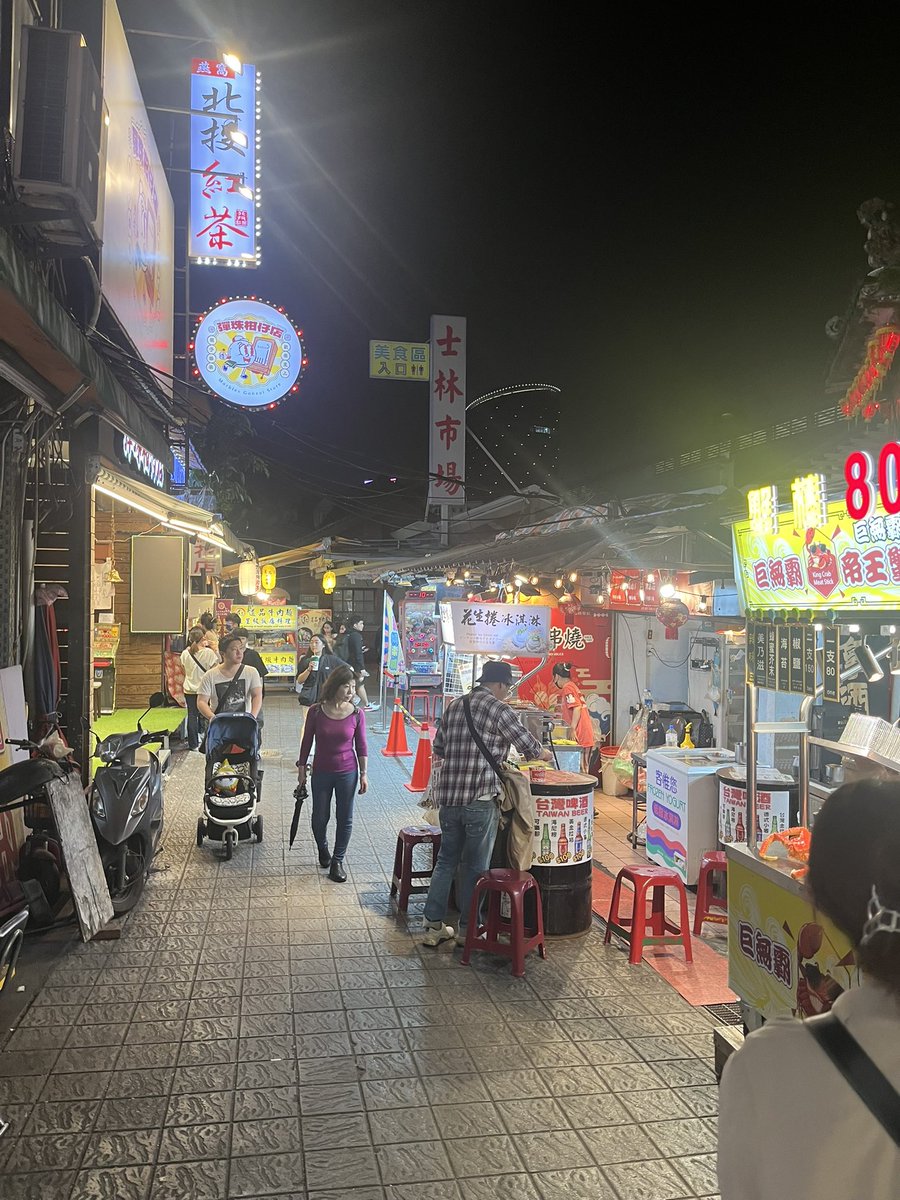 maka100p's tweet photo. 台湾に出張中🇹🇼

台湾夜市楽しいなぁ☺️
かんぱーい🍻 https://t.co/SXJAOcRia5