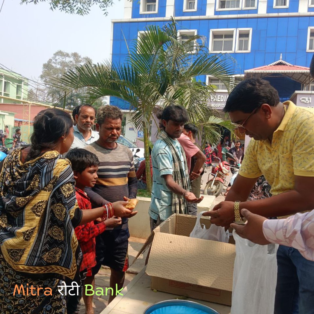 MitraCharitable's tweet photo. 6 Years of Silent Service 💛 | Sri Pinku Agrawal Continues His Mission of Feeding the Needy at Government Hospital | Mitra Roti Bank
For the past six years, Sri Pinku Agrawal has been a pillar of support for the humanitarian mission of Mitra Roti Bank. https://t.co/9TKHuEToxy