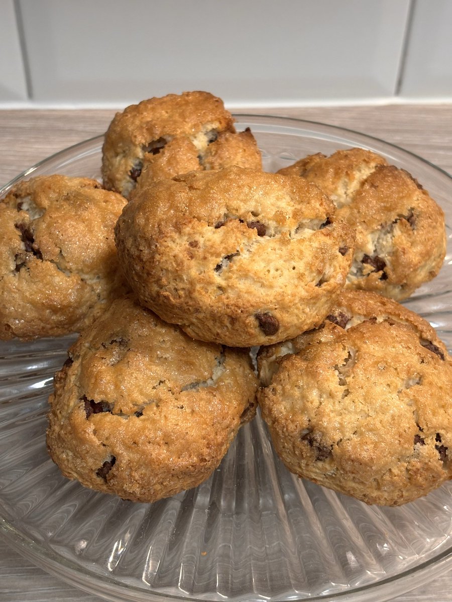 bakinghunter's tweet photo. Chocolate chip and coconut scones with a brown sugar topping. https://t.co/61twBjlqKO
