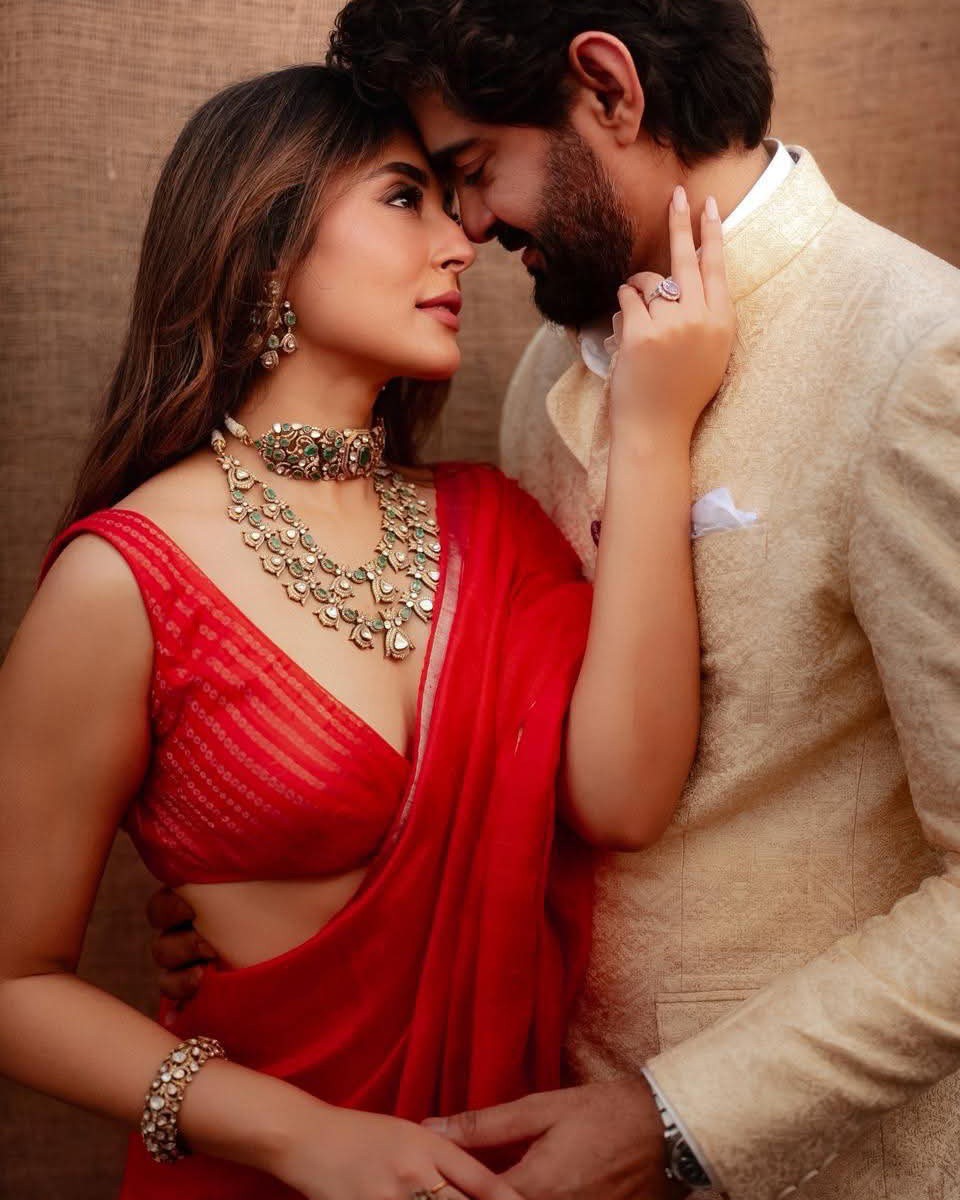 kritikakamra1fc's tweet image. Aww, look at this pics  🥹❤️ Today, we finally got to see the most beautiful bride. 🥰 Dear @Kritika_Kamra many, many congratulations on your wedding. You looked so beautiful, and your pair looks as if it was made in heaven. #KritikaKamra #GauravKapur #WeddingVibes #CoupleGoals💍