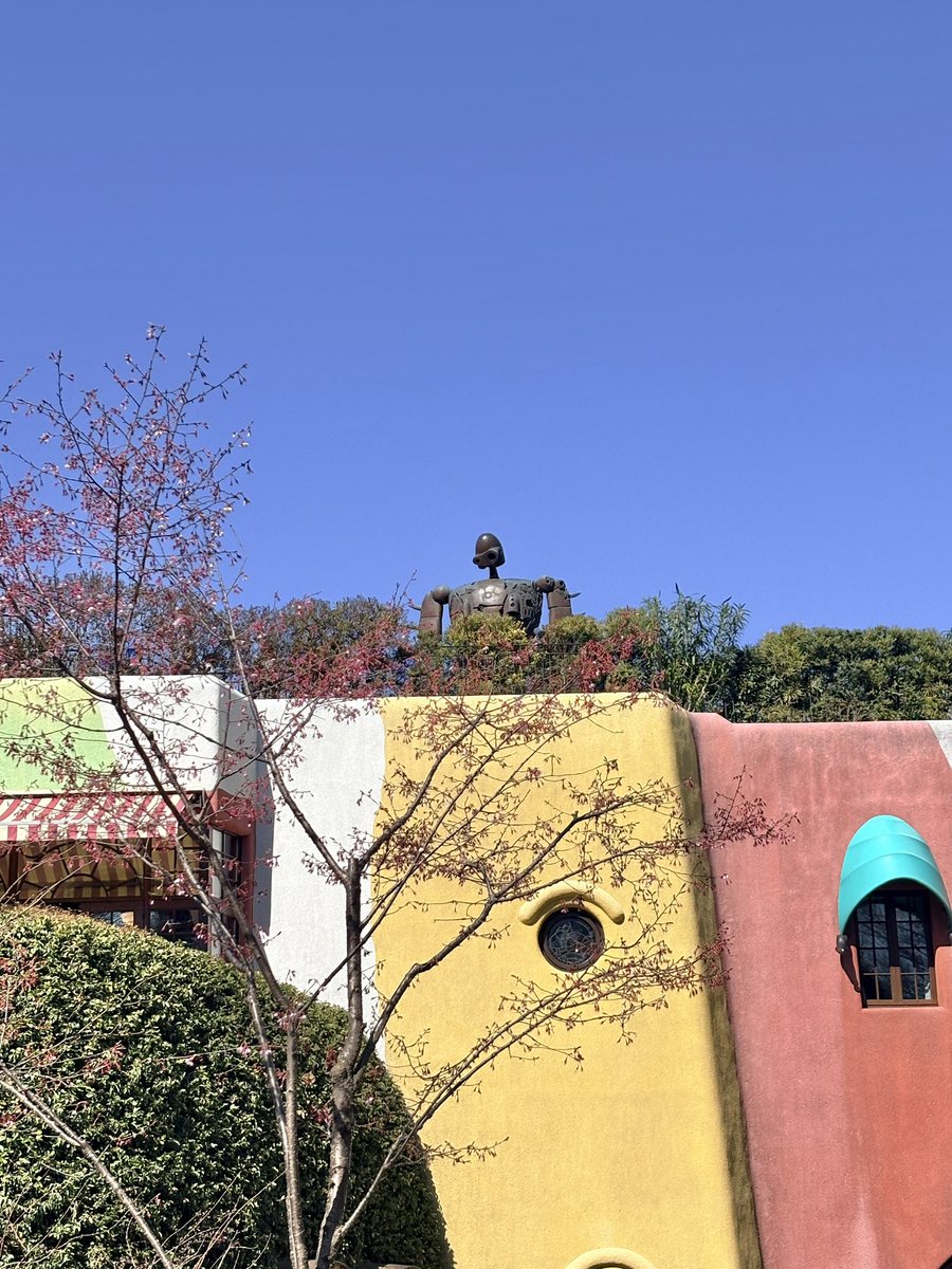 美術館に入らなくても、外からばっちりロボット兵を見ることができます。

この土地は守られてるなあ、と実感できるのでおすすめです。