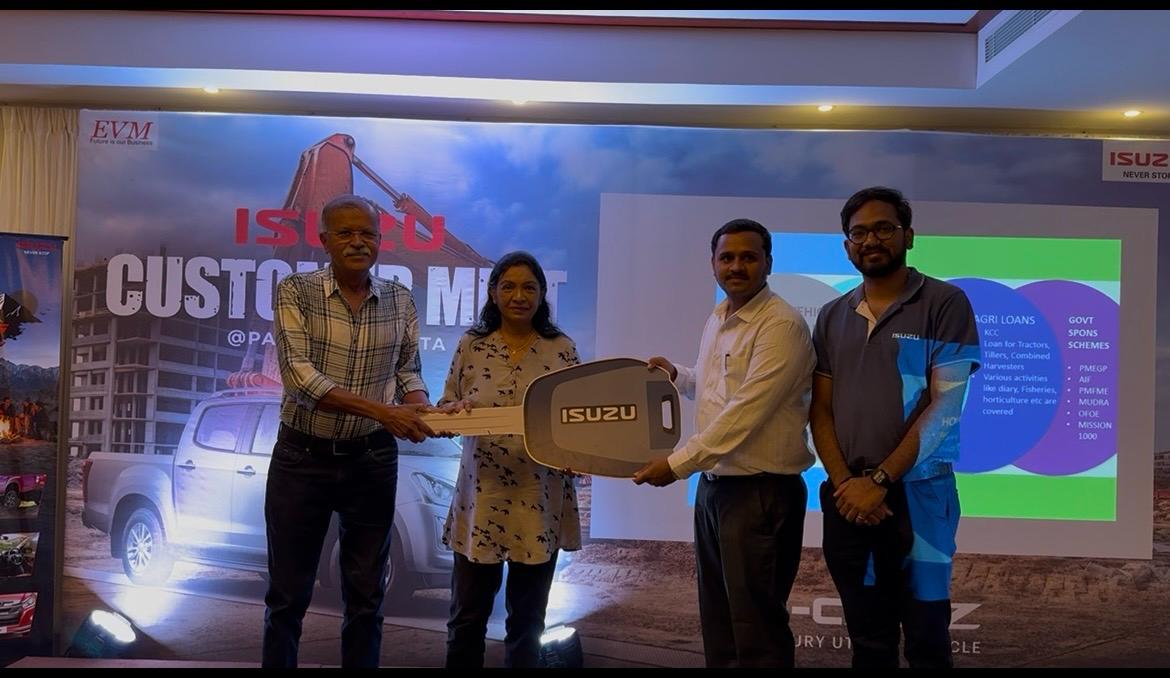 IsuzuIndia's tweet photo. A successful Customer Meet at EVM ISUZU - Pathanamthitta, showcasing the powerful ISUZU S-CAB Z and the refreshed V-Cross. Customers appreciated the capability, design, and reliability of the S-CAB Z and the new refreshed V-Cross.
#ISUZUMotorsIndia #SCabZ #VCross #CustomerMeet https://t.co/tpaMR7Q1VW